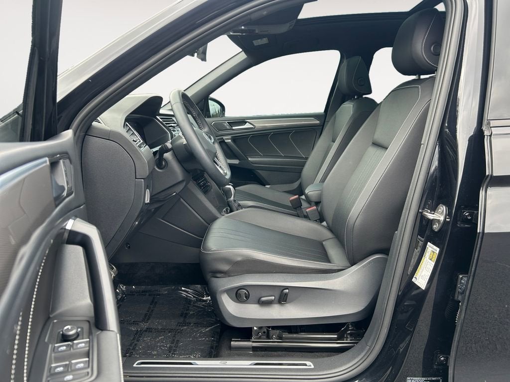 2023 Volkswagen Tiguan SE R-Line Black