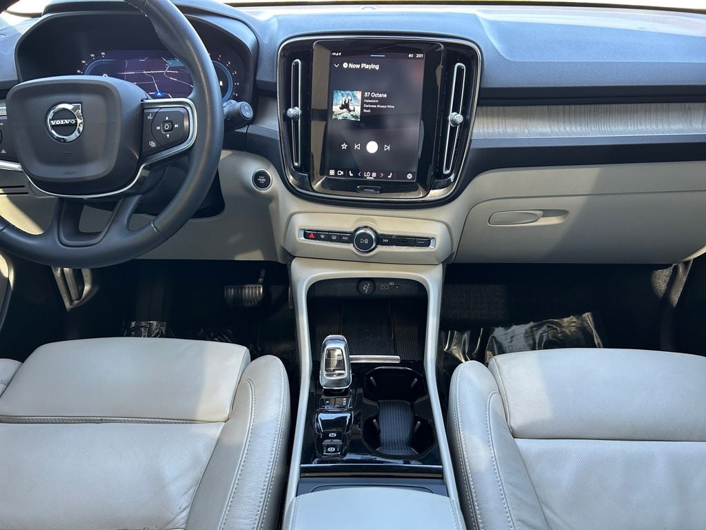 2023 Volvo XC40 B5 Plus Bright Theme