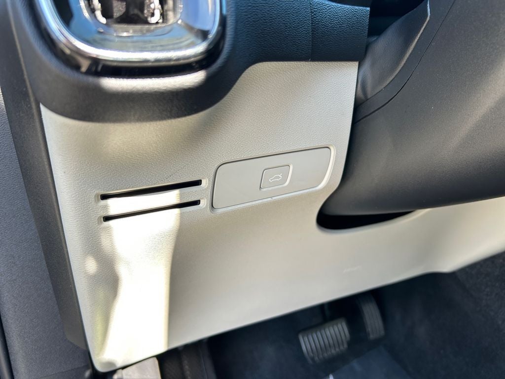 2023 Volvo XC40 B5 Plus Bright Theme