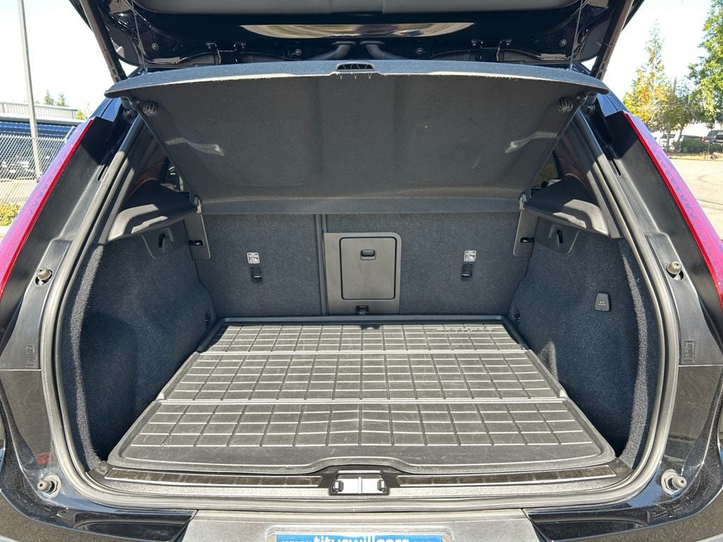 2023 Volvo XC40 B5 Plus Bright Theme