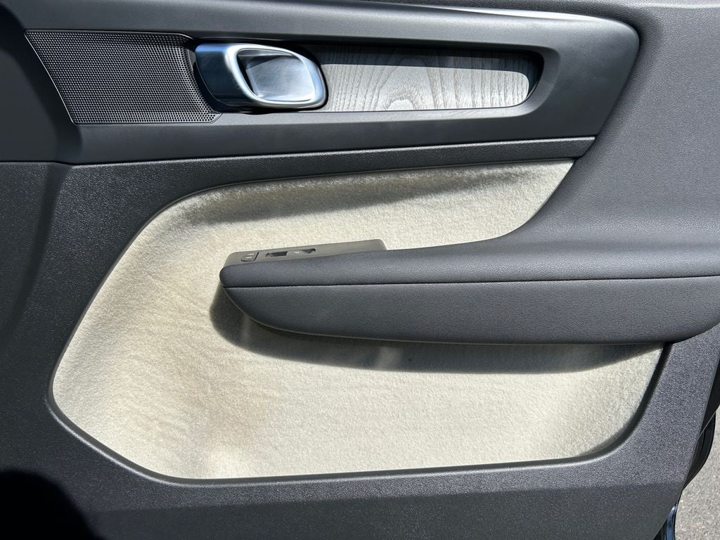 2023 Volvo XC40 B5 Plus Bright Theme