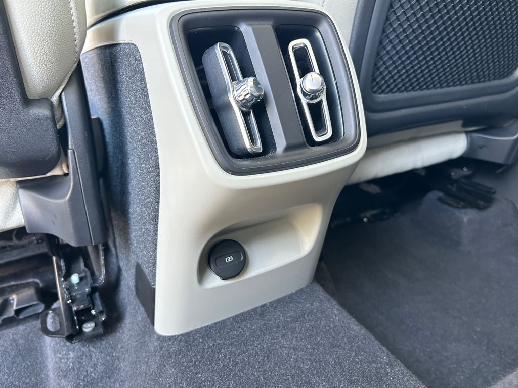 2023 Volvo XC40 B5 Plus Bright Theme