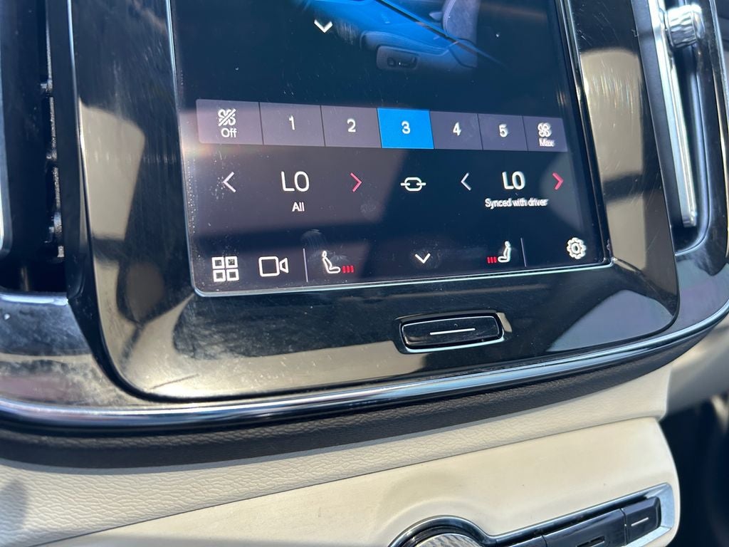 2023 Volvo XC40 B5 Plus Bright Theme
