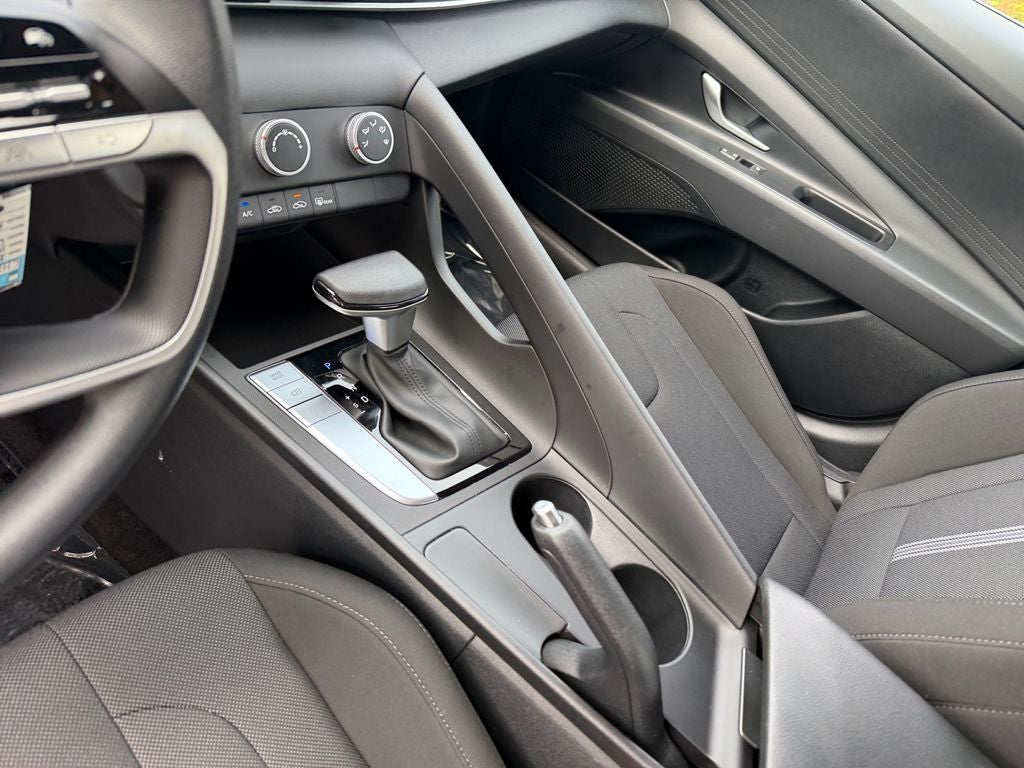 2025 Hyundai ELANTRA SE