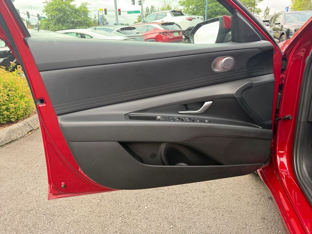 2025 Hyundai ELANTRA SE