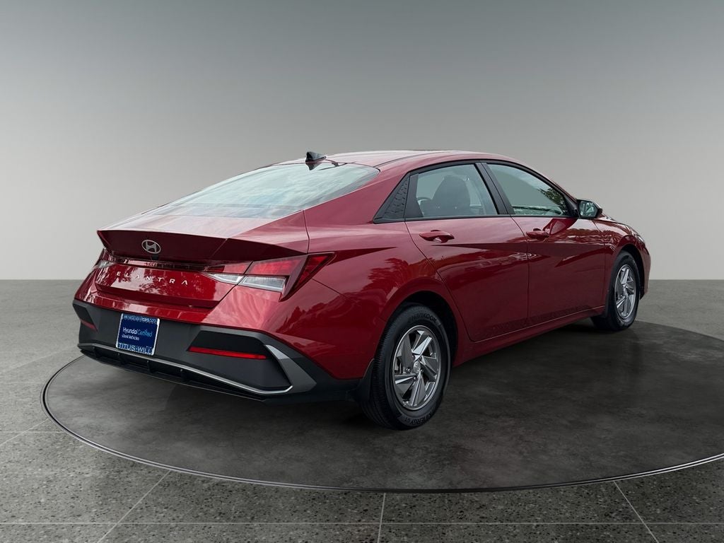 2025 Hyundai ELANTRA SE