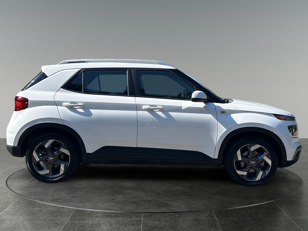 2025 Hyundai Venue SEL - Photo 11