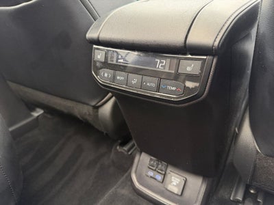 2022 Toyota Highlander Hybrid Platinum