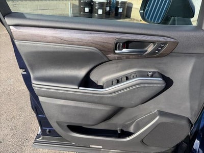 2022 Toyota Highlander Platinum